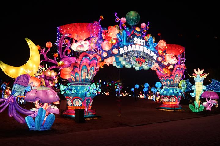山西烏金山旅游區“瘋狂動物奇妙夜”主題燈展正式啟幕